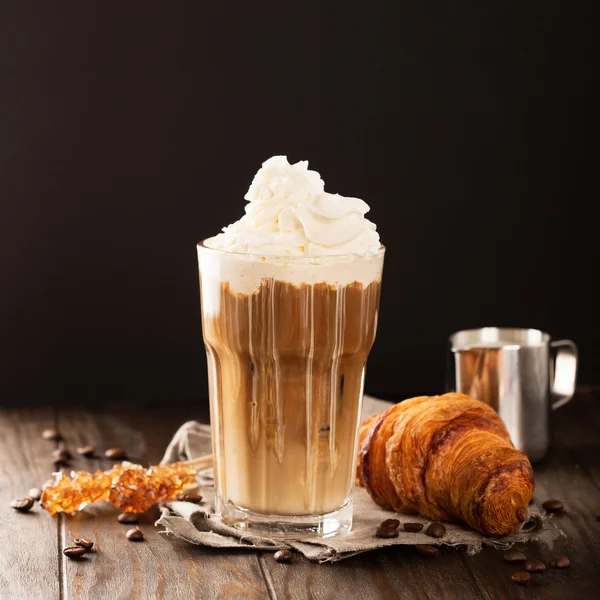 Caffè freddo con croissant — Foto Stock