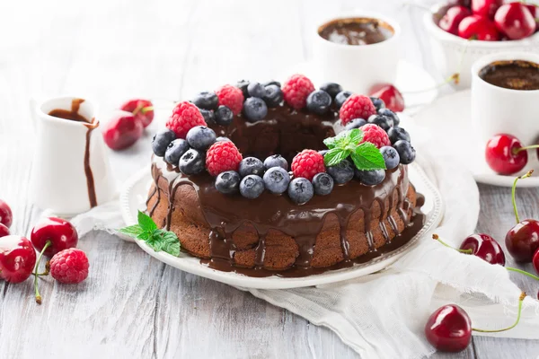 Chocolate cake met zomer bessen — Stockfoto