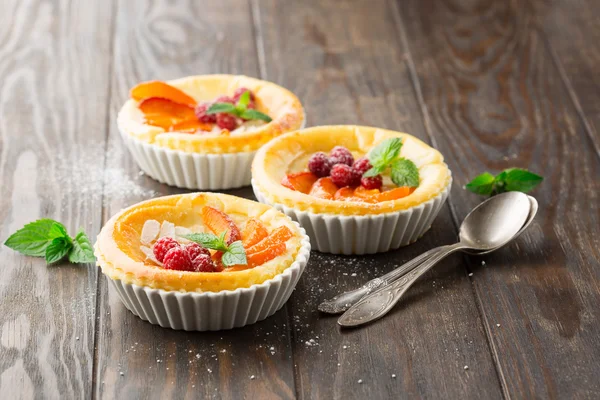 Tartlets with cottage cheese and fresh fruits — Stock Photo, Image