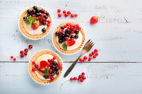 Тарталетки со сливками и свежими ягодами — стоковое фото