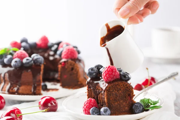 Bolo de chocolate com bagas de verão — Fotografia de Stock