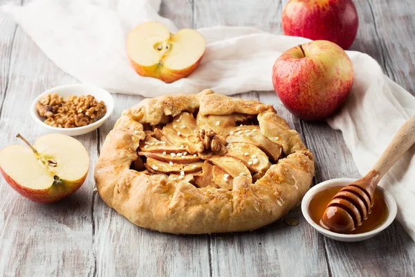 Crostata casera con manzanas maduras — Foto de Stock