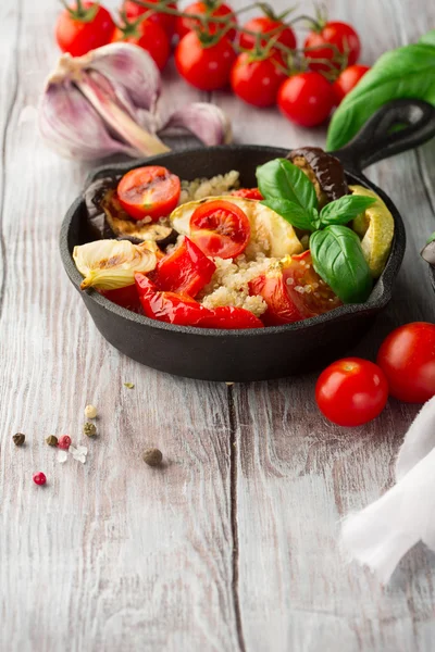 Quinoa-Salat mit gegrilltem Gemüse — Stockfoto