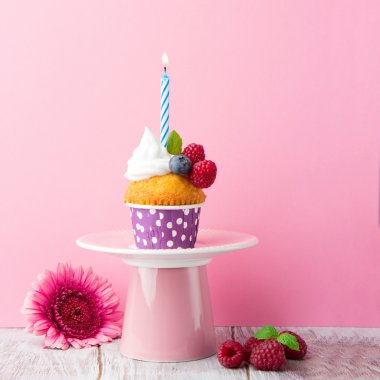 Doğum günü vanilyalı kek ile taze frambuaz