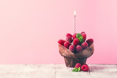 taze ahududu ile çikolatalı kek