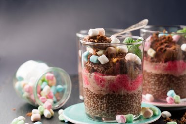 Çikolatalı Mus tatlı katmanlı