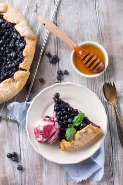 Yaban mersinli pasta dondurma ile 