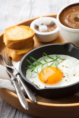 Pan kızarmış yumurta ve gevrek baget 