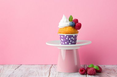 Doğum günü vanilyalı kek ile taze frambuaz