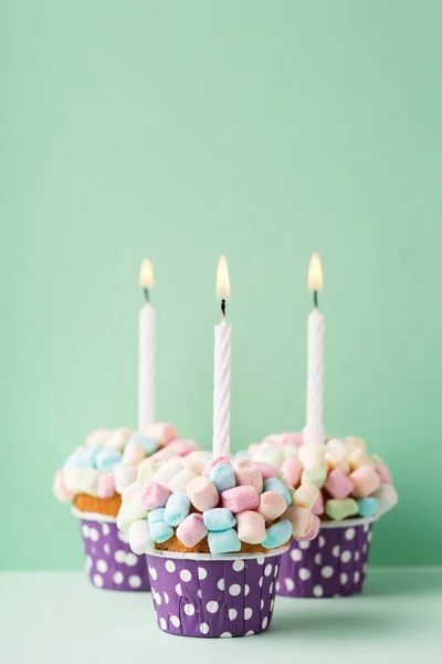Geburtstag Vanille Cupcake mit bunten Marshmallows — Stockfoto