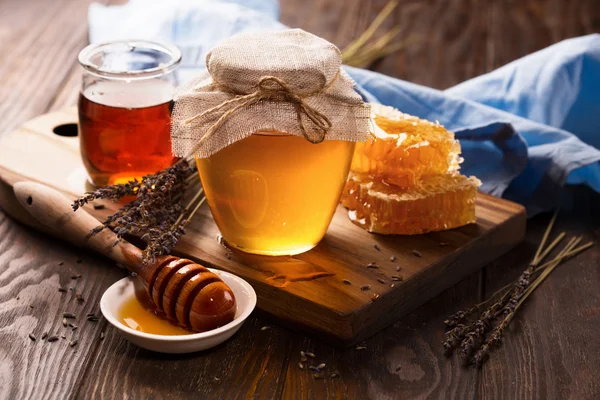 Μέλι σε βάζο και μάτσο ξερής λεβάντας — Φωτογραφία Αρχείου
