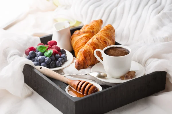 Snídaně v posteli s šálek kávy — Stock fotografie