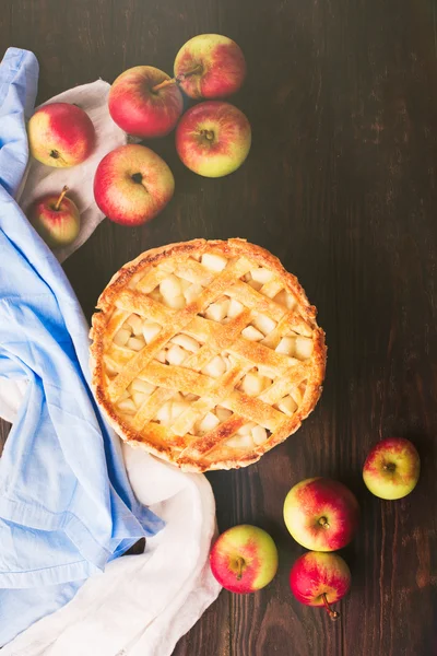 Домашній органічний яблучний пиріг — стокове фото
