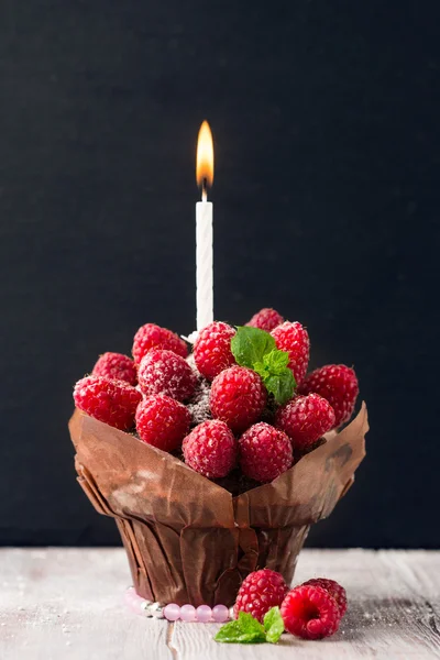 Bolinho de chocolate com framboesas frescas — Fotografia de Stock