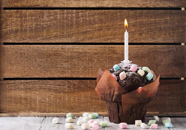 Muffin al cioccolato con marshmallow colorati — Foto Stock