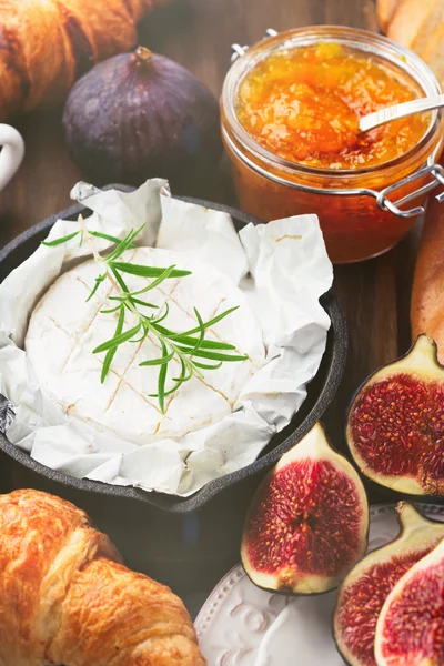 Pan van gebakken ei en krokante stokbrood — Stockfoto