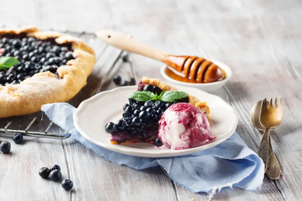 Черничный пирог с мороженым — стоковое фото