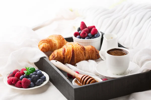 Desayuno en la cama con café taza — Foto de Stock