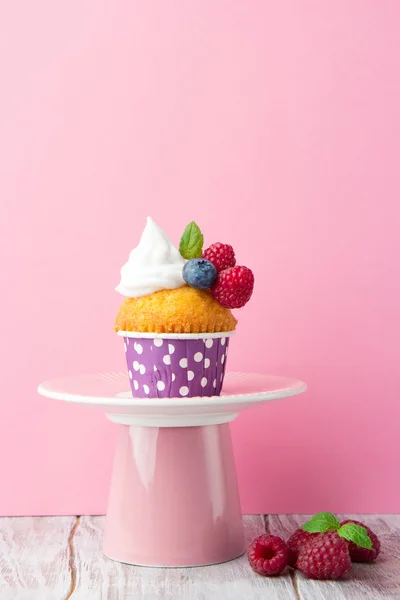 Birthday vanilla cupcake with fresh raspberries — Stock Photo, Image