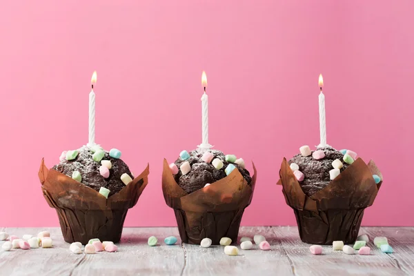 Muffins de chocolate com marshmallows coloridos — Fotografia de Stock