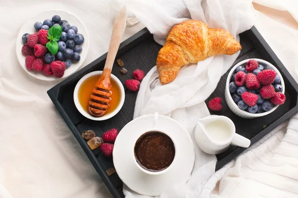 Café da manhã na cama com café xícara — Fotografia de Stock