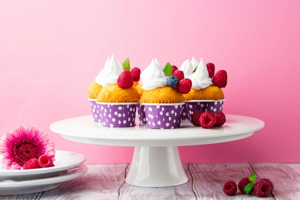 Birthday vanilla cupcakes with fresh raspberries — Stock Photo, Image