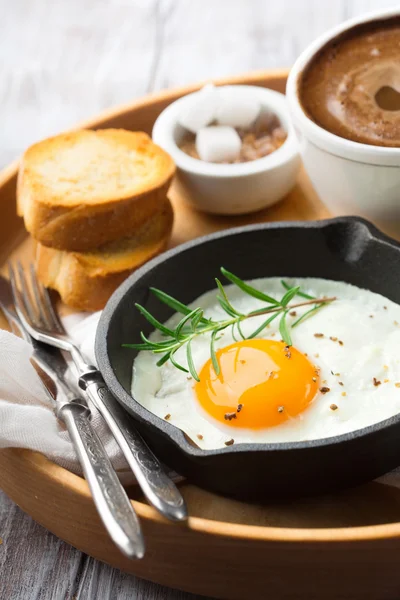 Pan of fried egg and crispy baguette — Stock Photo, Image