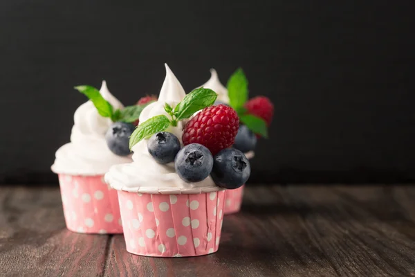 Cupcake con bacche fresche — Foto Stock