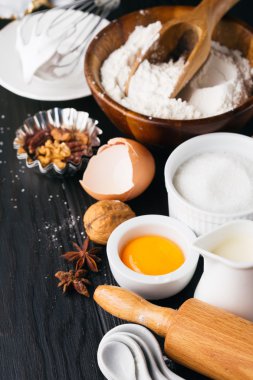 Noel pastası için pişirme malzemeleri 