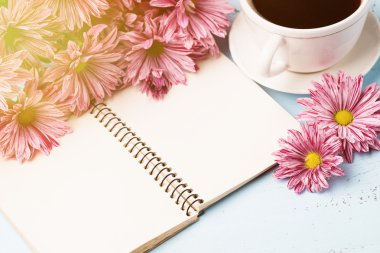 Bir fincan sade kahve, çiçek buketi