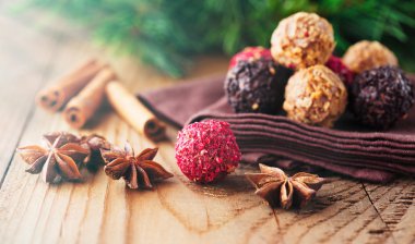 Çeşitli koyu çikolata truffles 