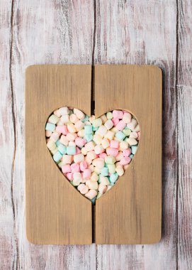 Ahşap kalp çerçeveküçük Marshmallows