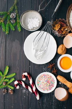 Noel pastası için pişirme malzemeleri 