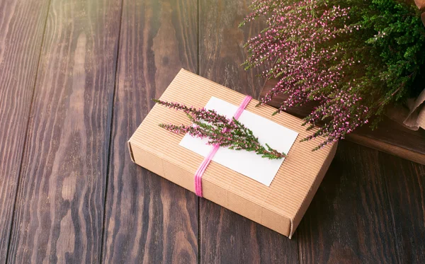 Cadeau met heide bloemen — Stockfoto