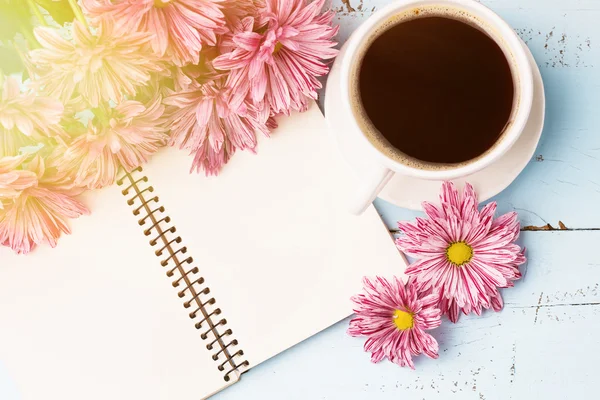 Filiżanka czarnej kawy, bukiet kwiatów — Zdjęcie stockowe