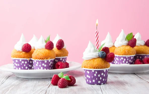 Urodziny cupcakes waniliowe — Zdjęcie stockowe