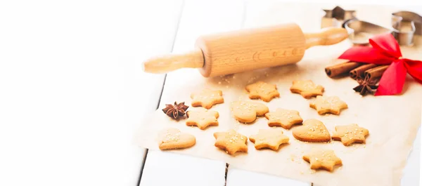 Biscotti di Natale con decorazioni festive — Foto Stock
