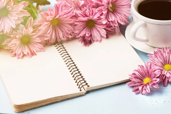 Taza de café negro, Ramo de flores — Foto de Stock