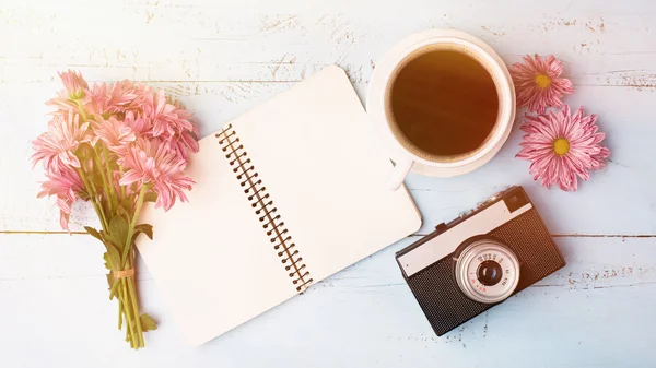 Taza de café negro, Ramo de flores — Foto de Stock