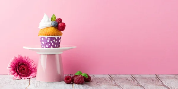 Bolo de baunilha de aniversário — Fotografia de Stock