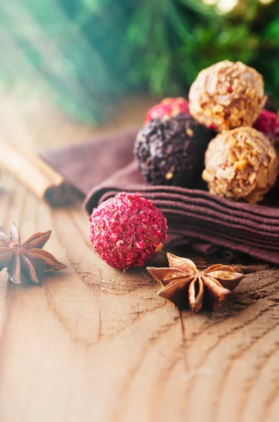 Trufas de chocolate escuro sortidas — Fotografia de Stock