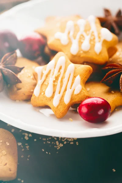 Galletas de Navidad con decoraciones festivas —  Fotos de Stock