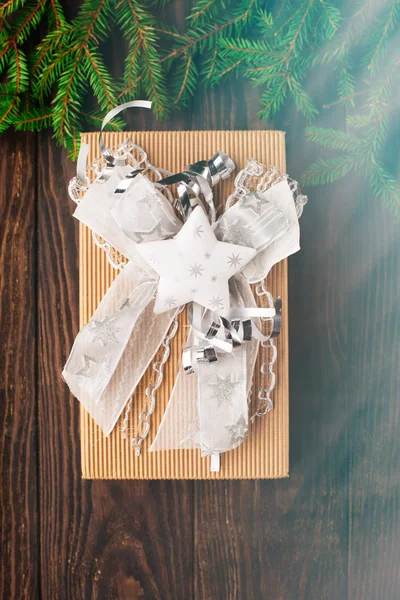 De gift van Kerstmis in een prachtige en elegante doos — Stockfoto