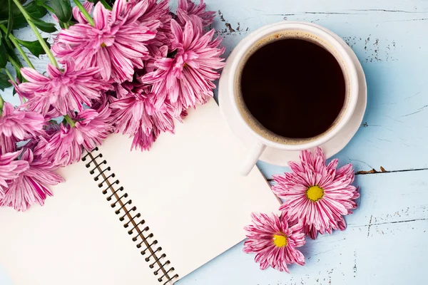 ブラックコーヒーカップ、花束 — ストック写真
