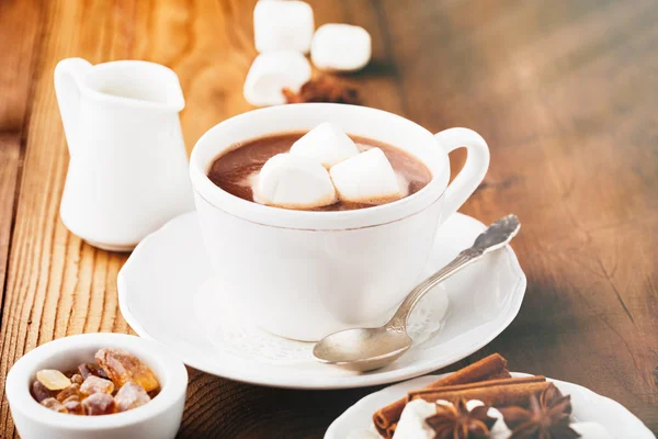 Heiße Schokolade mit Marshmallows — Stockfoto