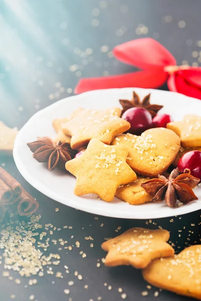 Рождественское печенье с праздничными украшениями — стоковое фото