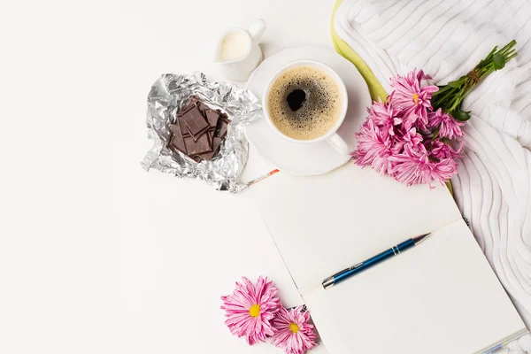 Kahve fincanı, pembe çiçek buketi