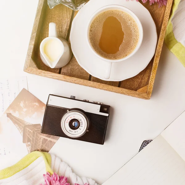 コーヒーカップ、花束 — ストック写真