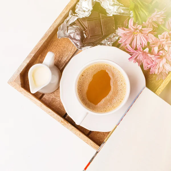 Φλιτζάνι καφέ, μπουκέτο ροζ λουλούδια — Φωτογραφία Αρχείου