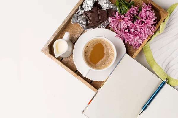 Copa de café, Ramo de flores rosadas — Foto de Stock